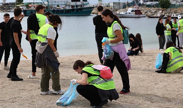 Çevreciler, Yeşilköy Balıkçılar Barınağı’nda atıkları topladı