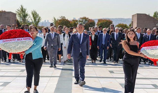 CHP Genel Başkanı Özel, Ecevit ve Baykal'ı mezarı başında andı