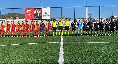 Cumhuriyet kızları Zafer Bayramı için sahaya çıktı