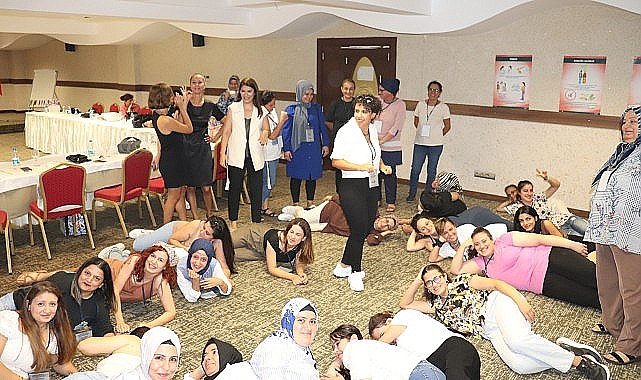 Depremden etkilenen işitme engelli kadınlara sağlık eğitimi