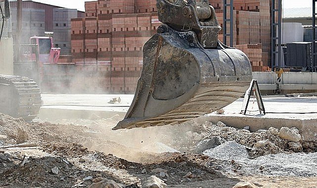 Didim Belediyesi tarafından 75.Yıl Sanayi Sitesi'nde sürdürülen yol yapım çalışmaları tüm hızıyla devam ediyor.