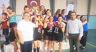 Foça'daki turnuvada Evinin Sultanları, Filenin Sultanlarına taş çıkarttı