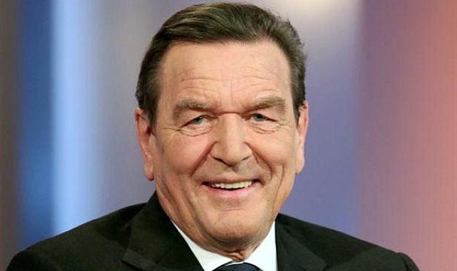 Gerhard Schroeder: Rusya'ya karşı zafer kazanmayı düşünenler tarih kitaplarına bakmalı