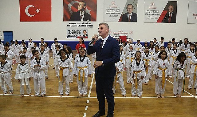 Gölcük Belediyespor bünyesindeki Taekwondo branşında bulunan 330 sporcu, düzenlenen törenle kuşak atladı.