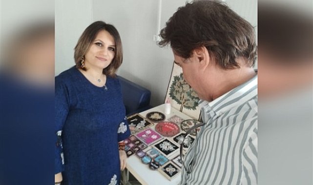 Hataylı sanatçı, mozaik kursu vererek depremzedelere moral aşılıyor