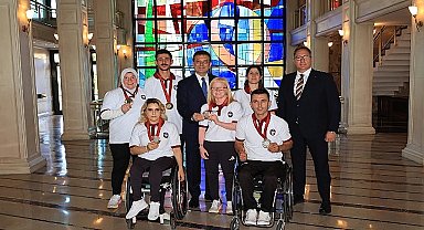 İBB Başkanı Ekrem İmamoğlu, Paris'te düzenlenen 2024 Paralimpik Oyunları'nda 1 altın, 1 gümüş ve 4 bronz madalya kazanan İBBSK sporcularını Saraçhane'de ağırladı