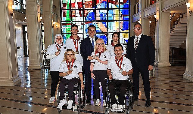 İBB Başkanı Ekrem İmamoğlu, Paris'te düzenlenen 2024 Paralimpik Oyunları'nda 1 altın, 1 gümüş ve 4 bronz madalya kazanan İBBSK sporcularını Saraçhane'de ağırladı