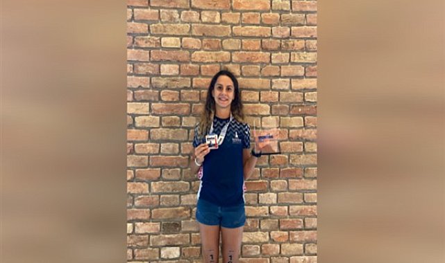 İBB sporcusu triatloncu İpek Öztosun Sırbistan'dan madalya ile döndü