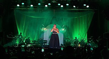 İEF Çim Konserleri'nde Derya Bedavacı'yla İzmir rüzgarı