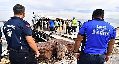 İnciraltı'nda kaçak iskele ve ahşap yapılar yıkıldı
