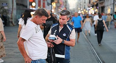 İstanbul Büyükşehir Belediyesi (İBB), İstanbul'un turistik ve tarihi bölgelerinde sahte parfüm satıcılarıyla mücadeleyi sürdürüyor