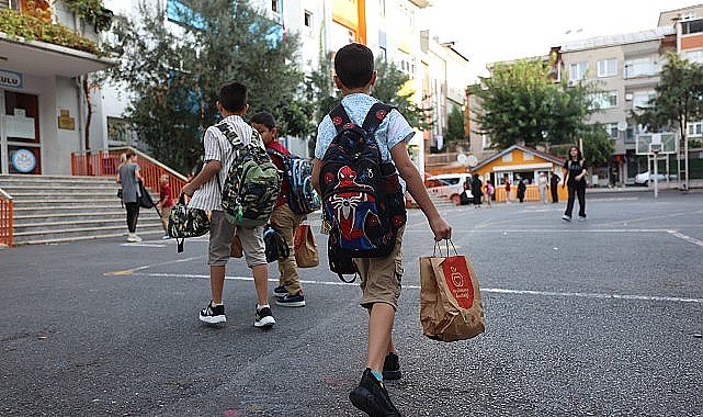 İstanbul Büyükşehir Belediyesi İBB'nin, 'Okul Beslenme Desteği Projesi' kapsamında öğrencilere sağladığı beslenme desteği bugün başladı