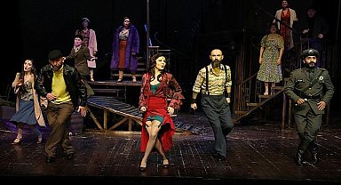 İstanbul Büyükşehir Belediyesi Şehir Tiyatroları, tiyatro sezonunun ilk ayında 22 oyunla seyirci karşısına çıkıyor.