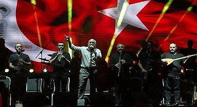 İzmir Enternasyonal Fuarı'nda müzik ve dans dolu gece