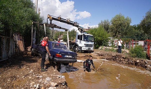 İzmir İtfaiyesi’nden yağıştan en çok etkilenen Menderes’te seferberlik