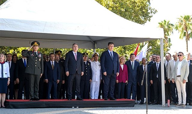 İzmir Konak Atatürk Meydanı’nda temsili bayrak töreni yapıldı