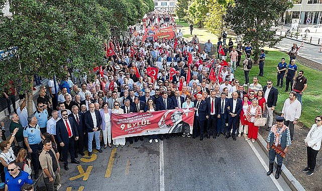 İzmirliler Zafer Yürüyüşü'nde buluştu