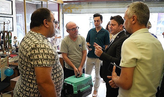 Kadıköy Belediyesi olarak tüm Kadıköylülere, sokak hayvanlarına sahip çıkmaya ve gerekli durumlarda belediyemizi acilen bilgilendirmeye çağırıyoruz
