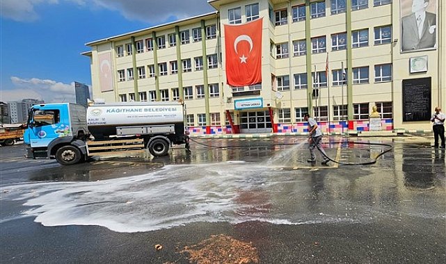 Kağıthane Belediyesi, okullarda temizlik ve bakım çalışmaları yapıyor