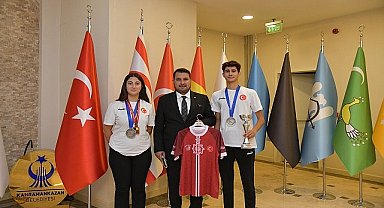 Kahramankazan Belediyespor Kulübü sporcuları, Kahramankazan Belediye Başkanı Selim Çırpanoğlu'nu makamında ziyaret etti.