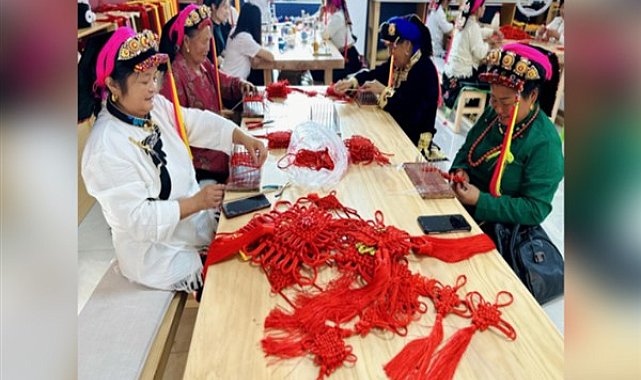 Karlı plato yeni görünüme kavuşuyor: Kırmızı ipek ip Tibetli bir nakışçının güzel hayat