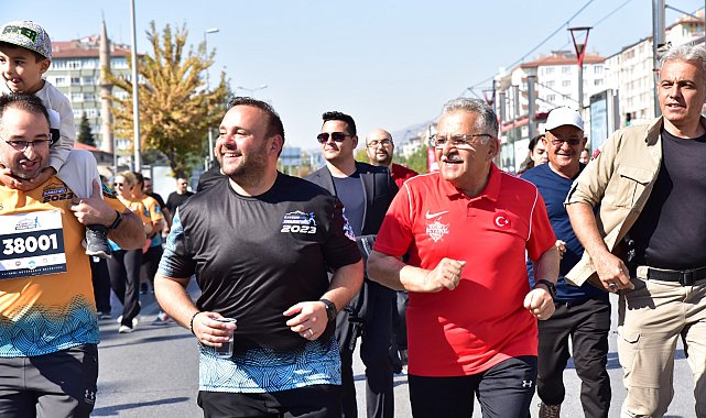 Kayseri Büyükşehir Belediyesinden 4’üncü Uluslararası Yarı Maratonu katılımcılara hediye