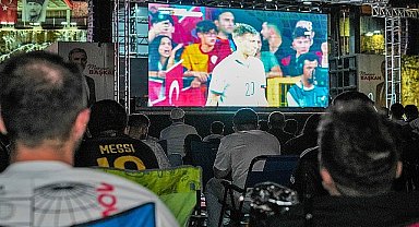 Keçiören'de milli maç coşkusu.