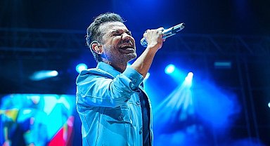 Kenan Doğulu, Bursalı hayranlarıyla buluştu.