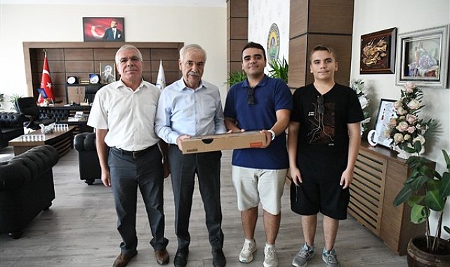 Keşan Belediyesi’ne bağışlanan bilgisayar, tıp öğrencisine teslim edildi