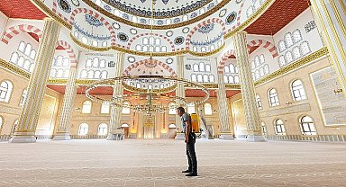 Mevlid Kandili dolayısıyla Nevşehir'deki tüm cami ve mescitler Nevşehir Belediyesi Temizlik İşleri Müdürlüğü ekipleri tarafından gül suyu ile yıkandı.