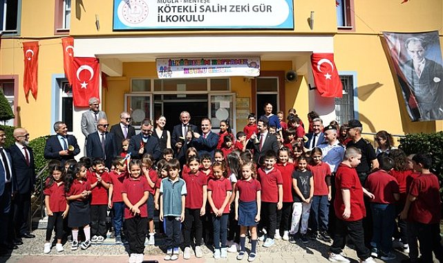 Muğla Valisi Akbıyık, Menteşe Salih Zeki Gür İlkokulu’nda düzenlenen törene katıldı
