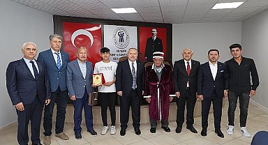 Nevşehir'de Ahilik Haftası kapsamında düzenlenen törende yılın ahisi seçilen 70 yaşındaki esnaf Şammas Bayar'a kaftan giydirildi.