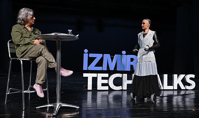 Okan Bayülgen ile Robot Sophia İzmirliler ile bir araya geldi