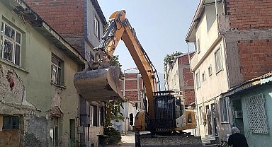 Osmangazi'de metruk bina temizliği