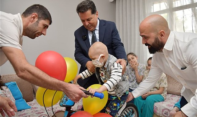 Özer’den kanser tedavisi gören Ömer’e bisiklet sürprizi