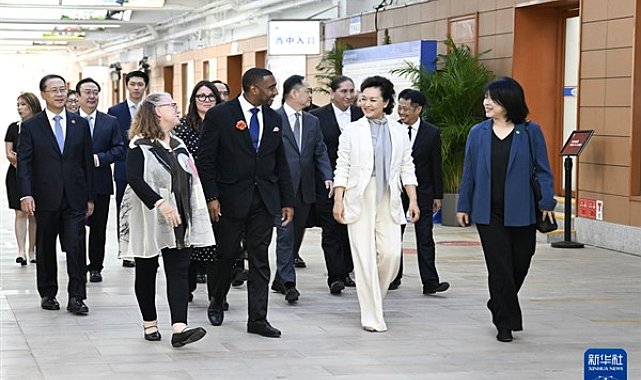 Peng Liyuan Çinli ve ABD'li gençler ile buluştu
