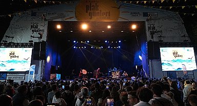 Plaklar sekizinci kez Kadıköy'de döndü