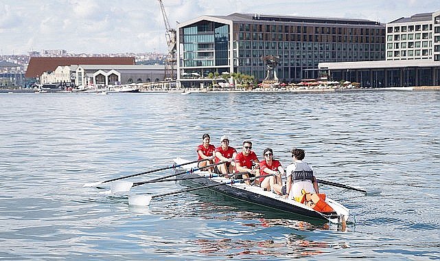 Rixos Tersane İstanbul Kürek Festivali'ne destek veren Corendon Airlines'ın kürek takımları kıyasıya yarıştı