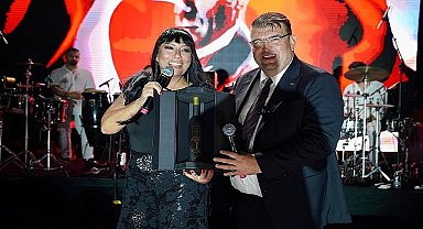 Seferihisar 102. Kurtuluş Günü'nü, Işın Karaca ve orkestrasının muhteşem sahne performansıyla kutladı.