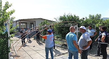 Seferihisar'da tarım arazilerine zarar veren hobi bahçelerinin yıkımı devam ediyor