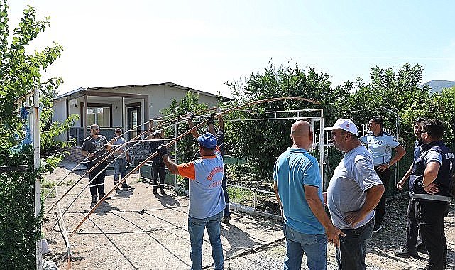 Seferihisar'da tarım arazilerine zarar veren hobi bahçelerinin yıkımı devam ediyor