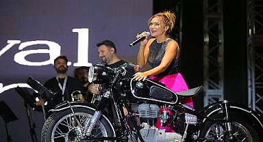 Şevval Sam'dan Sahnede Motosiklet Sürprizi