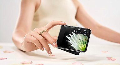 TECNO PHANTOM V Flip2 5G'yi Tanıttı: İkonik Estetik, Yenilikçi Yapay Zeka ile Fütüristik Yaklaşım Katlanır Telefonda Buluşuyor