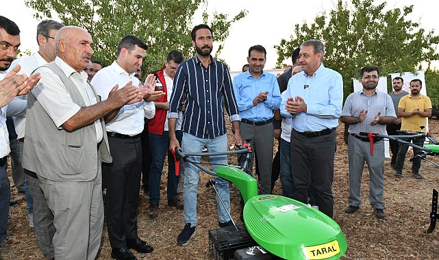 Vali Şıldak, Hilvan'da badem hasadına katıldı