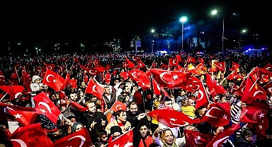 Aliağalılar Cumhuriyet Bayramı'nı Cumhuriyet Meydanı'nda Kutladı