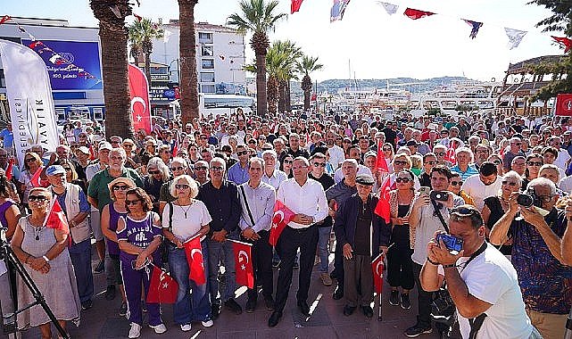 Ayvalık'ta 8 Ekim Salı günü sabah saatlerinde Atatürk Anıtı'na yapılan saldırıya vatandaşlardan tepki yağdı.