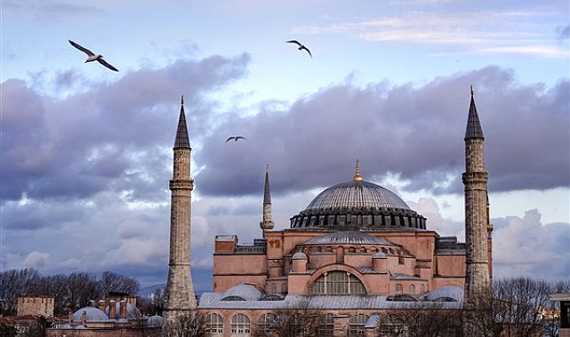 Bakan Ersoy: Ayasofya, tarihi ve manevi derinliğiyle herkese ilham kaynağı oluyor