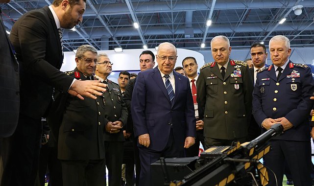 Bakan Güler, SAHA EXPO’da yer alan firmaların stantlarını ziyaret etti