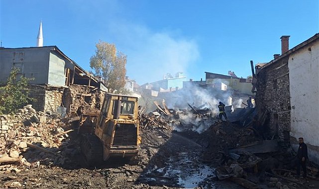 Başkan Altay, Doğanbey’de çıkan yangın sonrası bölgeyi ziyaret etti