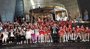 Başkan Aydın 11 Ekim Dünya Kız Çocukları Günü'nü pasta keserek kutladı